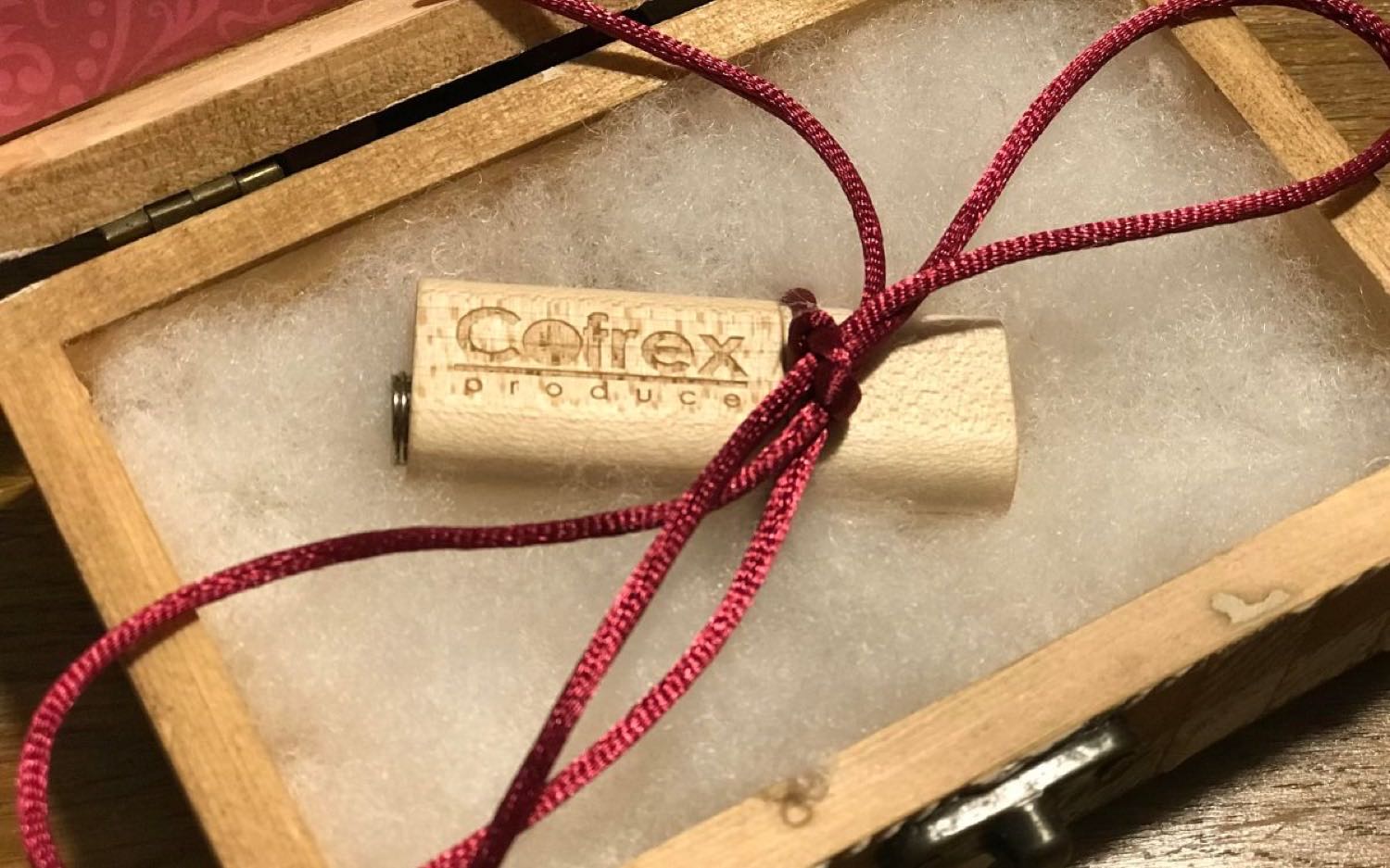 Cómo trabajamos en Cofrex: el vídeo de boda entregado en pendrive dentro de una caja de madera personalizada